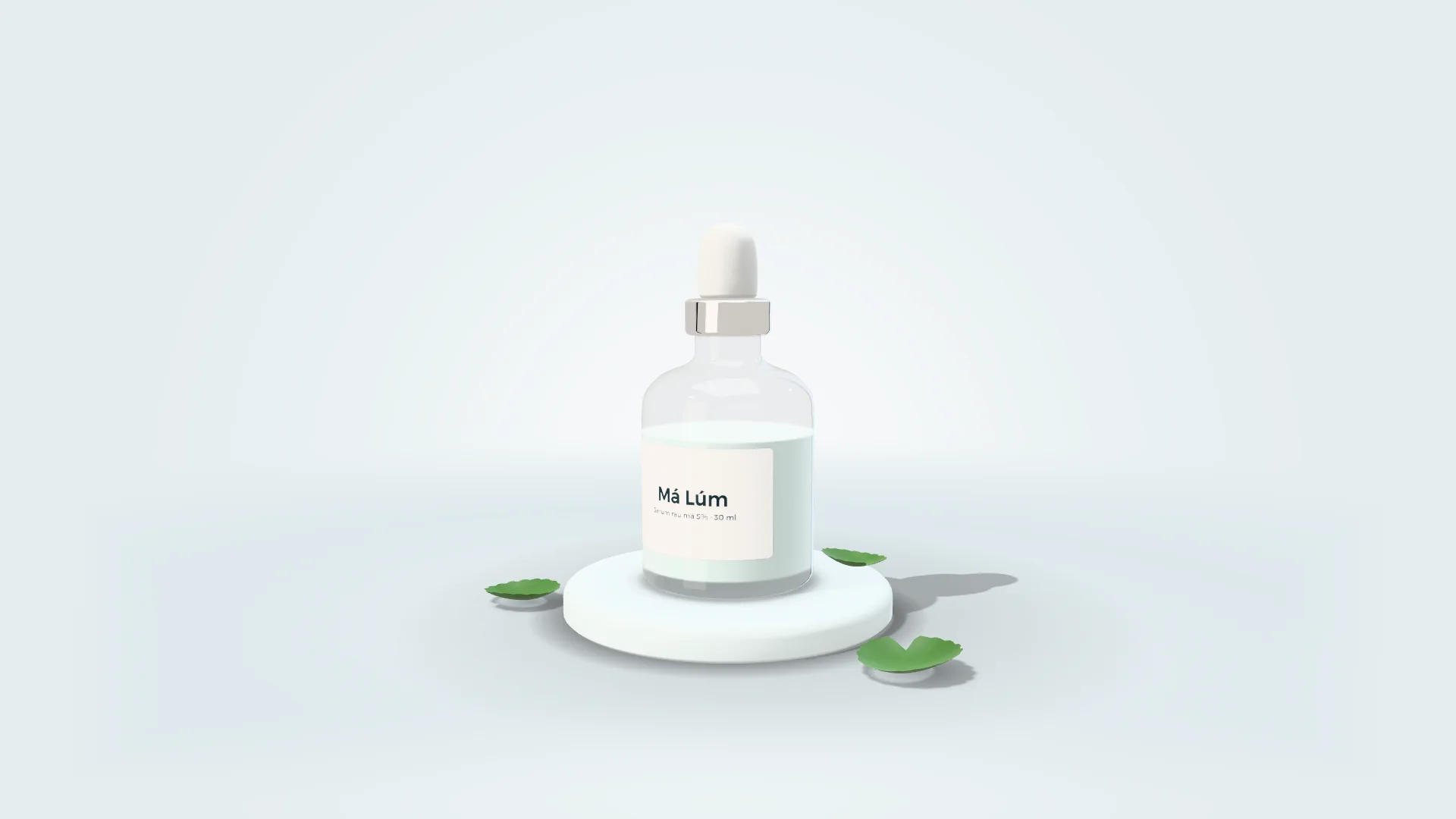 Lọ serum Má Lúm 30 ml bằng thuỷ tinh trong trên bệ đá trắng, serum đục ánh ngọc trai, ống nhỏ giọt bóp cao su trắng, lá rau má bên chân lọ