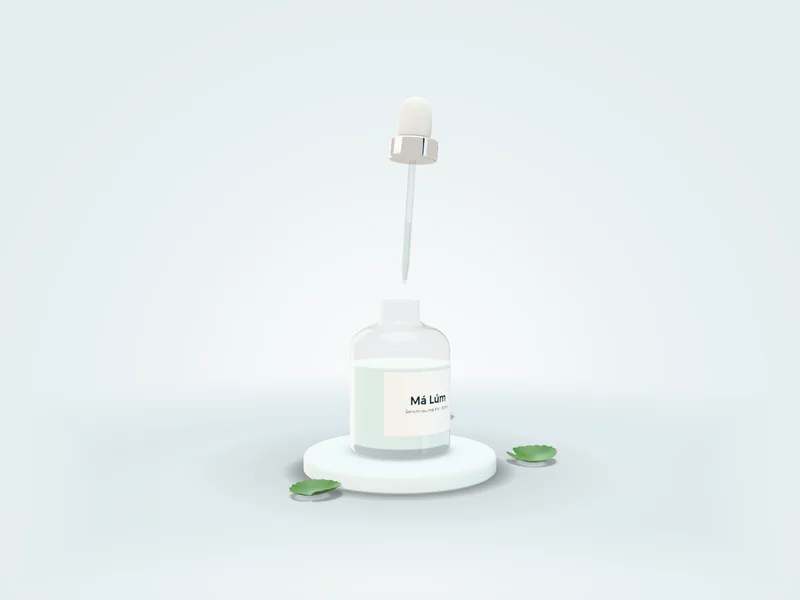 Lọ serum Má Lúm 30 ml với ống nhỏ giọt bóp cao su trắng vừa nhấc khỏi miệng lọ, serum đục ánh ngọc trai trong thân thuỷ tinh trong, lá rau má quanh bệ đá trắng